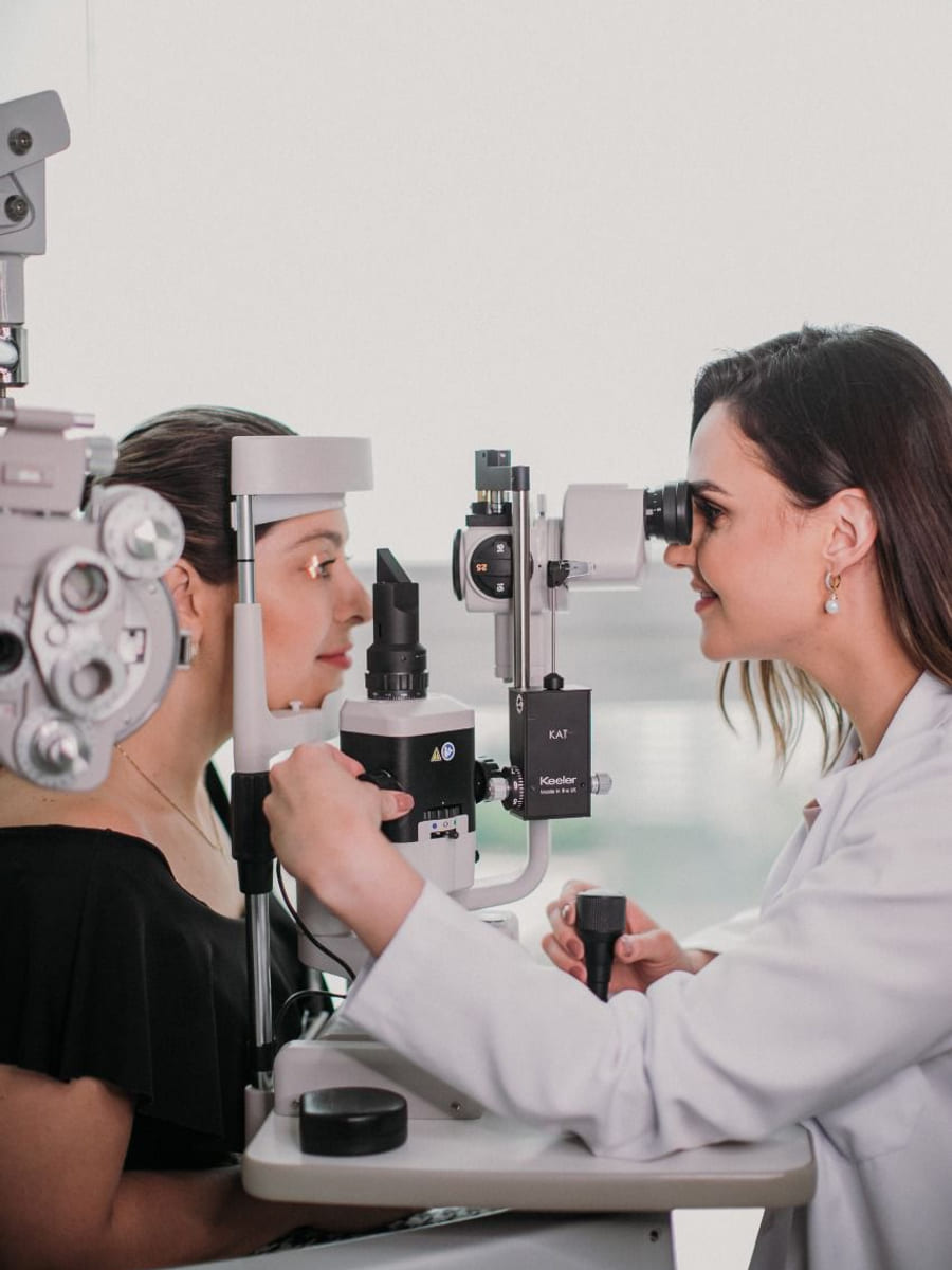 Exame da superfície ocular na lâmpada de fenda